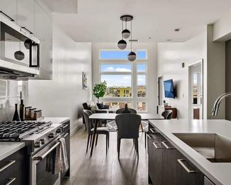 Modern Eclectic Penthouse Loft - Zuni Lofts - Denver - Kök