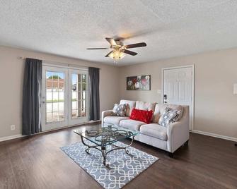 Entire Home Gate 1 Close to Post - Clarksville - Living room