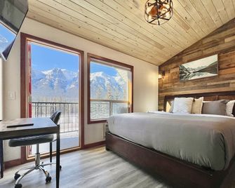 A Duo of Delightful Mountain-View Retreats! King Beds, Jacuzzis, Free Parking - Harvie Heights - Habitación