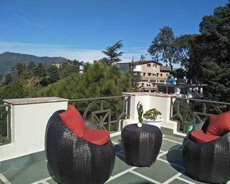 Clarks Exotica Resort, Near Mukhteshwar, Ramgarh - Ramgarh - Balcón