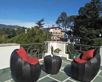 Clarks Exotica Resort Ramgarh Mukteshwar - Ramgarh - Balcony