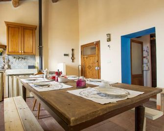 Altido Lovely Flat in Tuscan Village of Mensano - Casole d'Elsa - Salle à manger
