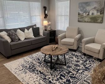 4 Bedroom , 3 Baths - Sleeps 8+ - Buford - Sala de estar