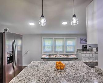 Lorain Lake Cottage 1 Mi to Lake Erie Fun! - Lorain - Comedor