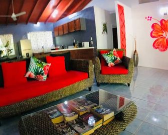 Cheerful Bungalow with pool! - Apia - Living room
