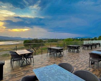 Sizzle Bay Resort - Pune - Balcón