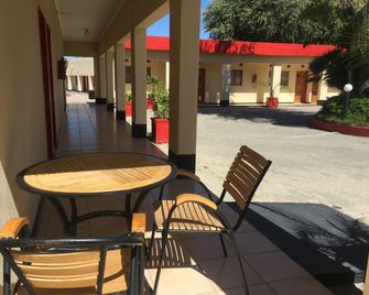 Tshesebe Stopover Motel - Francistown - Innenhof