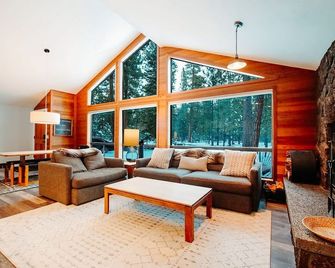 3 BR Home, 1 Block to Glaze Meadow Recreation Complex , Hot Tub, Dogs Welcome - Sisters - Living room