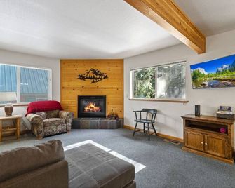 Granite- Cozy Cabin Steps From Stanislaus River - Long Barn - Living room
