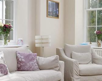 St Andrews Apartments - Maidstone - Living room