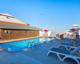 Motel 6 Lawton Ok - Lawton - Piscina