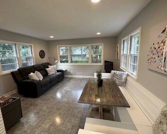 Casa Kelly 4 Bedroom Home by RedAwning - Golden Valley - Living room