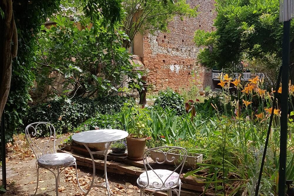 Large bedroom (3 + 1 baby ) & Dining area in a country village - - סן ז'ירון - פטיו