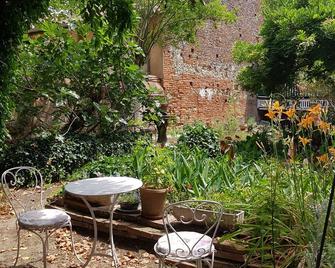 Large bedroom (3 + 1 baby ) & Dining area in a country village - - Saint-Girons - Patio