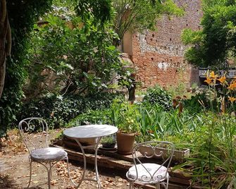 Large bedroom (3 + 1 baby ) & Dining area in a country village - - סן ז'ירון - פטיו