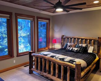 Gorgeous, Spacious & Cozy Cabin in Kings Beach - Kings Beach - Bedroom
