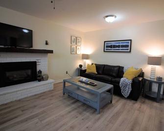 Specious Executive Apartment Minutes from Barrie Waterfront parks - Barrie - Living room