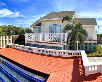 Fenced Property, Near all Beaches, Pool, Hot Tub, Sundeck, Firepit, Grill, Wi-Fi - Governor’s Harbour