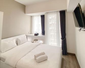 Well Furnished Studio Room At High Floor Tokyo Riverside Pik 2 Apartment By Travelio - Sepatan - Habitación