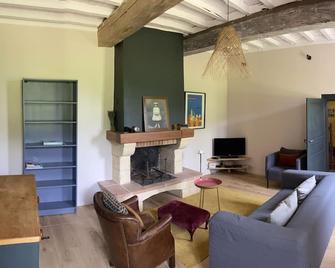 Beautiful farmhouse with pool, 35 minutes west of Toulouse, family-friendly - Saint-Thomas - Sala de estar