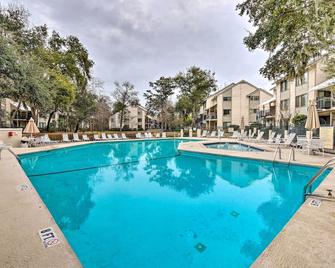 Walk to Beach: Hilton Head Island Tennis Retreat! - Hilton Head Island - Pool