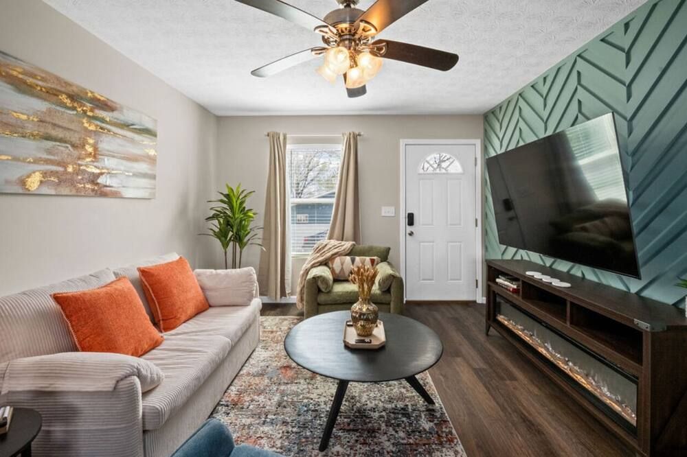 Cozy & Modern 1-Bedroom Downstairs Apartment with King Bed + Queen Sofa Bed - South Point - Huiskamer