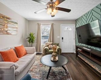 Cozy & Modern 1-Bedroom Downstairs Apartment with King Bed + Queen Sofa Bed - South Point - Huiskamer