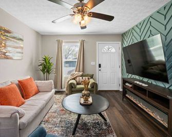 Cozy & Modern 1-Bedroom Downstairs Apartment with King Bed + Queen Sofa Bed - South Point - Huiskamer