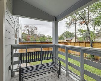 Gated Houston Home w/ Large Yard: 4 Mi to Downtown - Houston - Balcony