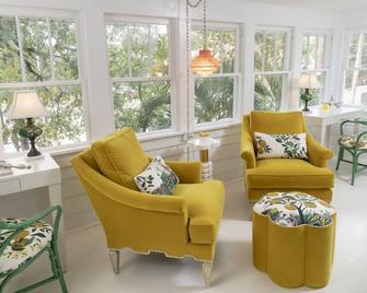 Downtown St Pete For Upscale Nyc Boutique Hotel Types - St. Petersburg - Living room