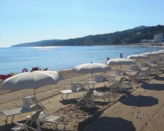 B&B Marina Sleep And Ship - Rodi Garganico - Beach