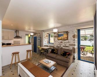 Port de Folleux, waterfront accommodation with terrace in wooded garden - Béganne - Sala de estar