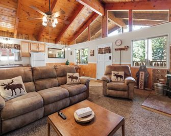 Hythe Cabin - Sugarloaf - Living room