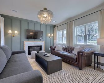 Cocoa Chateau: Sleeps up to 10, hot tub, and only 5 min to Hershey - Hummelstown - Living room