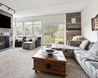 2 BR Ski In Out at Cachet Crossing, Sleeps 8 - The Blue Mountains - Sala de estar