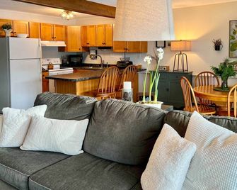Glen Condo w/ Mountain Views: Walk to Story Land - Glen - Living room