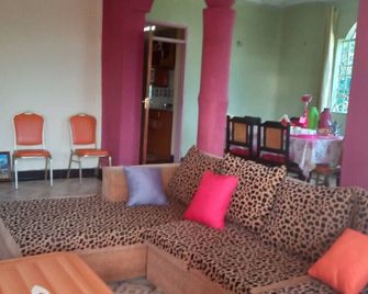 Kathy's Place Serene View Of Lake Naivasha And Hills Beyond! - Naivasha - Living room