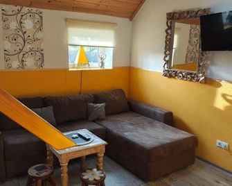 Moderne Loft-FeWo No. 3 mit Terrasse - Aurich - Sala de estar
