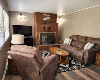 Cozy sky retreat in Wrightwood - Wrightwood - Living room