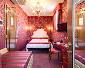 دوموس كافانيس - البندقية - غرفة نوم