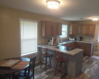 Cozy 3-bedroom house in Crossett with cool AC and must have amenities - Crossett - Kitchen