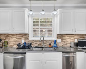 Peaceful 4BR house in charming Columbus - Hot-tub+Gameroom+TVs in every room! - Columbus - Kitchen