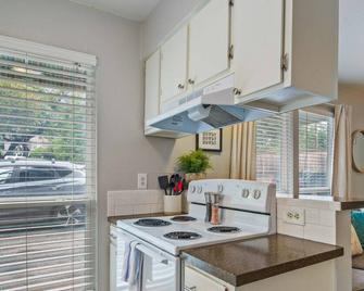 Downtown Free Parking Fully Equipped Kitchen - Austin - Kitchen