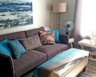 Casa di Sole - Quiet and Relaxing -2 Bedrooms - Niagara Falls - Living room