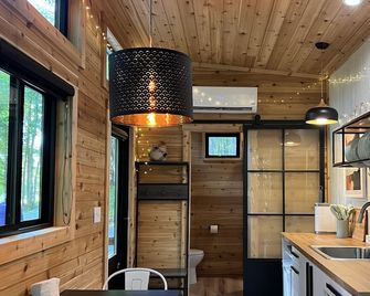 The Dogwood Tiny House - Logan - Кухня