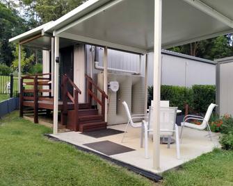 Fully equiped unit on residential acreage. Minutes to river, beaches and shops. - Nambucca Heads