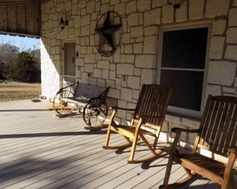 Comanche Creek Ranch Called the Lucky Cabin - Bandera - Patio