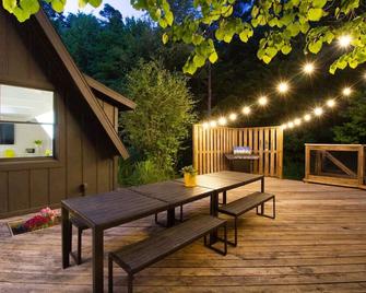 The Love Inn A frame by @Bangtel 4 Acres + Pool - Lowell - Patio