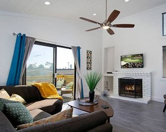 Amber Back · Stunning Beach Townhouse, newly remodeled - Dana Point - Sala de estar