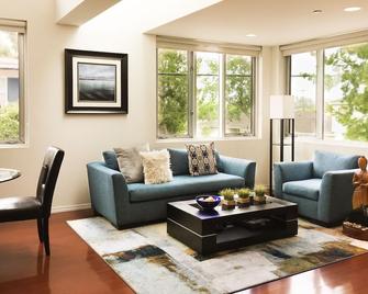Chic Serenity in the Heart of Santa Monica - Walking Distance to the Beach - Santa Monica - Living room